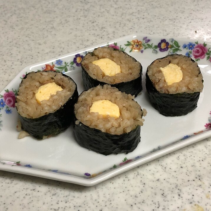 炊き込みご飯と優しい甘さの卵焼きの海苔巻き